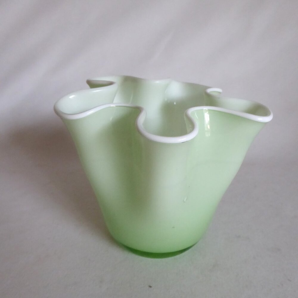 NEW HAND CRAFTED BLOWN GLASS GREEN WHITE HANDKERCHIEF FAZZALETTO ART GLASS VASE